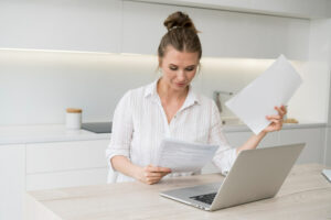 Imagem ilustrativa sobre emissão de notas fiscais mostrando uma empresária analisando as notas fiscais de seu negócio.