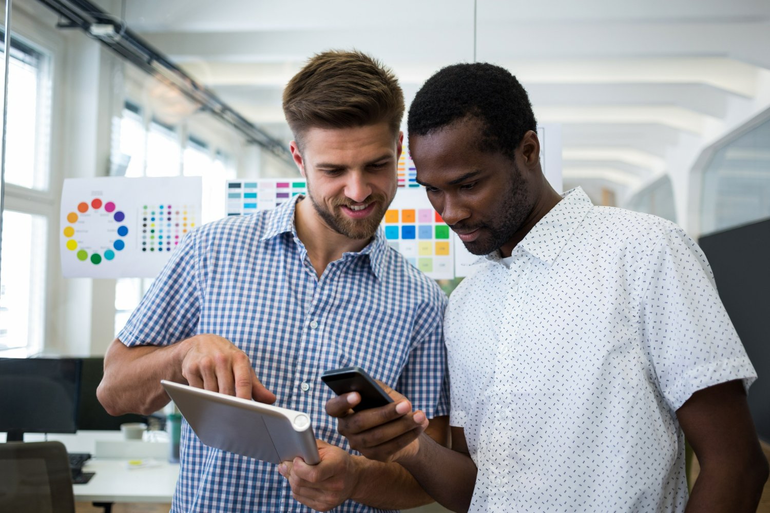 Imagem sobre abrir uma empresa digital mostrando dois sócios analisando os resultados de seu negócio online.